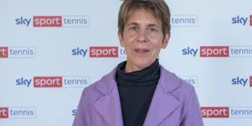 Elena Pero sorride con giacca viola davanti al logo Sky Sport.