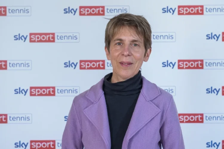 Elena Pero sorride con giacca viola davanti al logo Sky Sport.