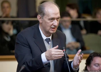 Raffaele Costa, ex ministro, parla con le mani durante un evento pubblico.