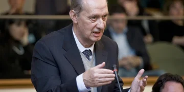 Raffaele Costa, ex ministro, parla con le mani durante un evento pubblico.