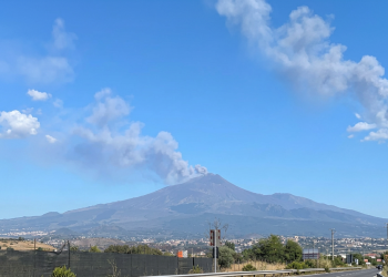 Monte Etna erutta fumo e cenere, paesaggio siciliano. L'Etna emette meno cenere, l'aeroporto di Catania torna operativo