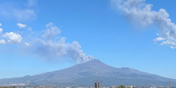 Monte Etna erutta fumo e cenere, paesaggio siciliano. L'Etna emette meno cenere, l'aeroporto di Catania torna operativo