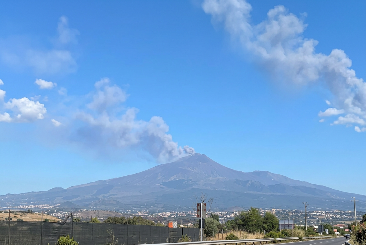 L’Etna emette meno cenere, l’aeroporto di Catania torna operativo