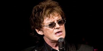 Peter Byrne con occhiali scuri canta al microfono. È morto Peter Byrne, voce dei Naked Eyes che definirono il pop anni '80