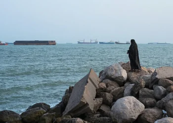 Una nave mercantile iraniana è stata colpita nello Stretto di Hormuz: un morto e tre feriti