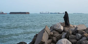 Una nave mercantile iraniana è stata colpita nello Stretto di Hormuz: un morto e tre feriti