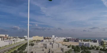 Bandiera dell'Oman sventola su edifici e palme di una città