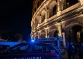 Colosseo di notte, auto Carabinieri e ambulanza sul luogo