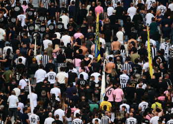 Tifosi della Juventus in curva, molti di schiena, durante una partita. Juventus, cori degli ultras girati di spalle durante il minuto di silenzio per Mazzola