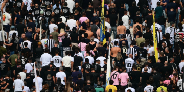 Tifosi della Juventus in curva, molti di schiena, durante una partita. Juventus, cori degli ultras girati di spalle durante il minuto di silenzio per Mazzola