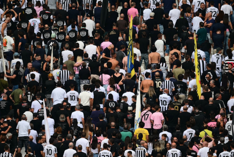 Tifosi della Juventus in curva, molti di schiena, durante una partita. Juventus, cori degli ultras girati di spalle durante il minuto di silenzio per Mazzola