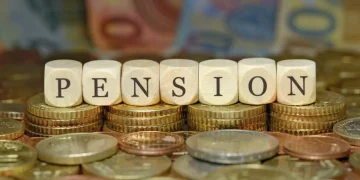 Cubi di legno compongono la parola PENSION su monete euro.