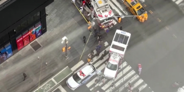 Vista aerea Times Square con veicoli emergenza e nastro giallo. Accoltellamento a Times Square, due feriti e una vittima: donna uccisa dalla polizia di New York