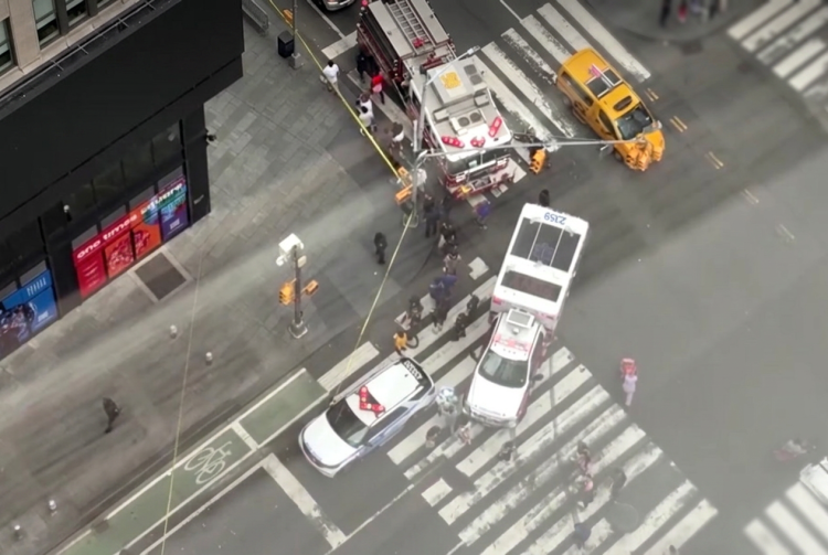 Vista aerea Times Square con veicoli emergenza e nastro giallo. Accoltellamento a Times Square, due feriti e una vittima: donna uccisa dalla polizia di New York