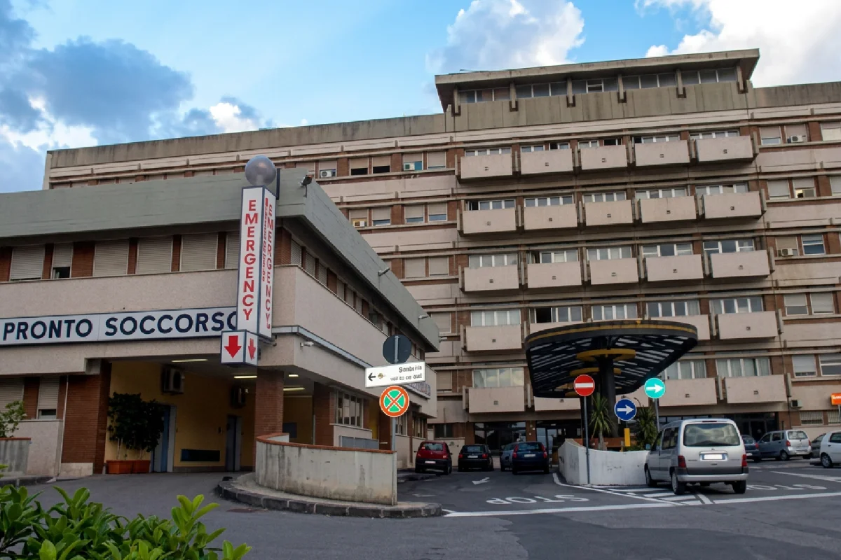 Una donna getta l’acido sul suo avvocato a Messina, il legale è in terapia intensiva