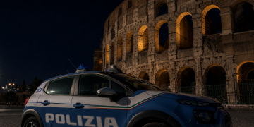 Operaio di 22 anni muore al Colosseo: precipitato da dieci metri durante i lavori notturni