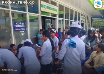 Studenti indonesiani ricevono assistenza medica in un ospedale affollato.