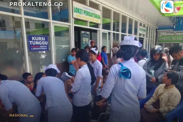 Studenti indonesiani ricevono assistenza medica in un ospedale affollato.