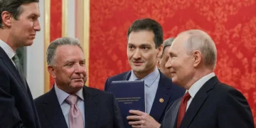 Vladimir Putin stringe mano a Jared Kushner al Cremlino, presenti altri uomini.