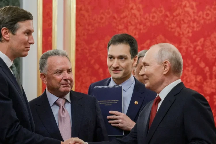 Vladimir Putin stringe mano a Jared Kushner al Cremlino, presenti altri uomini.