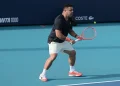 Ronaldo Nazário gioca a tennis sul campo blu del Miami Open