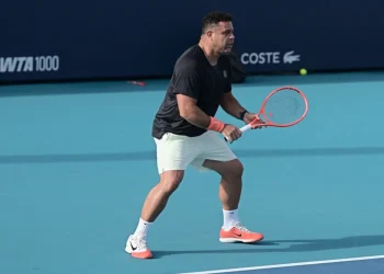 Ronaldo Nazário gioca a tennis sul campo blu del Miami Open