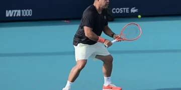 Ronaldo Nazário gioca a tennis sul campo blu del Miami Open