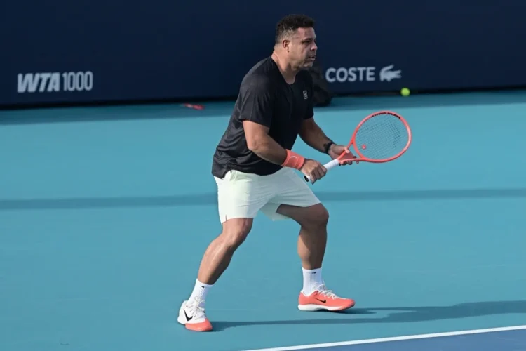 Ronaldo Nazário gioca a tennis sul campo blu del Miami Open