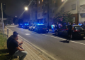 Carabinieri intervengono di notte su una strada a Rozzano, residenti osservano. Rozzano, dodici ore di aggressioni contro gli stranieri dopo il ferimento di una donna