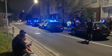 Carabinieri intervengono di notte su una strada a Rozzano, residenti osservano. Rozzano, dodici ore di aggressioni contro gli stranieri dopo il ferimento di una donna