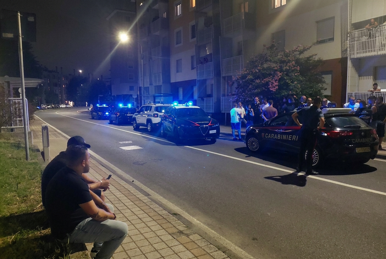 Rozzano, dodici ore di aggressioni contro gli stranieri dopo il ferimento di una donna