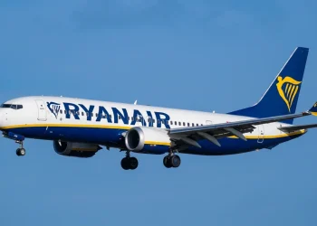 Aereo Ryanair bianco e blu in volo con carrello abbassato