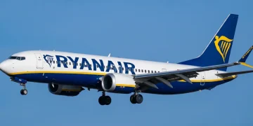 Aereo Ryanair bianco e blu in volo con carrello abbassato