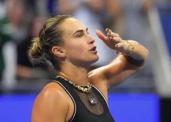 Aryna Sabalenka guarda in alto durante una partita di tennis agli US Open.