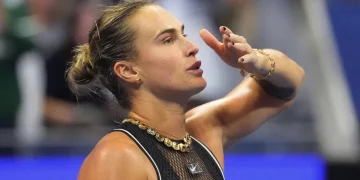 Aryna Sabalenka guarda in alto durante una partita di tennis agli US Open.