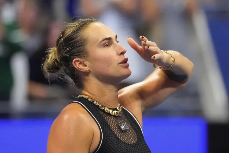 Aryna Sabalenka guarda in alto durante una partita di tennis agli US Open.