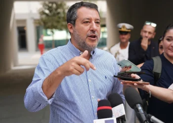 Matteo Salvini parla ai giornalisti e gesticola con la mano.