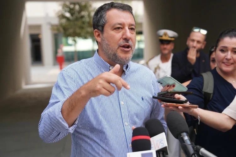 Matteo Salvini parla ai giornalisti e gesticola con la mano.