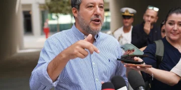 Matteo Salvini parla ai giornalisti e gesticola con la mano.