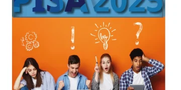 Quattro studenti diversamente impegnati con laptop e libri, logo PISA 2025 in evidenza.