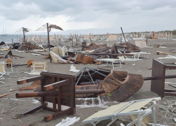 Spiaggia di Policoro devastata da forte vento e nubifragio, ombrelloni rotti. Tromba d'aria a Policoro, milioni di euro di danni tra alberi abbattuti e danni agli edifici