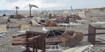 Spiaggia di Policoro devastata da forte vento e nubifragio, ombrelloni rotti. Tromba d'aria a Policoro, milioni di euro di danni tra alberi abbattuti e danni agli edifici