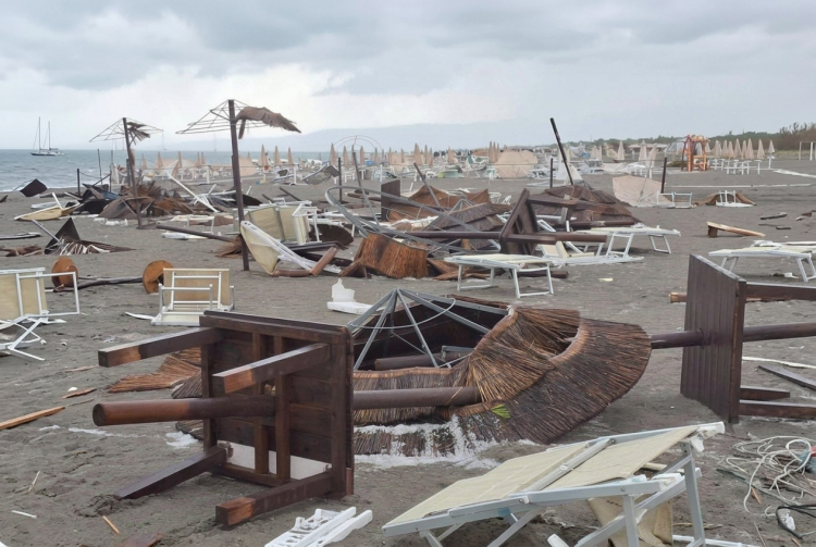 Spiaggia di Policoro devastata da forte vento e nubifragio, ombrelloni rotti. Tromba d'aria a Policoro, milioni di euro di danni tra alberi abbattuti e danni agli edifici