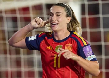 Calciatrice spagnola celebra un gol con la maglia della Nazionale