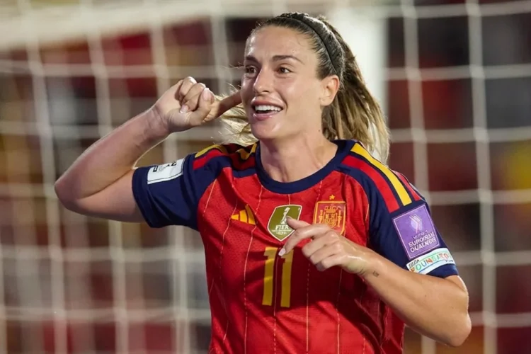 Calciatrice spagnola celebra un gol con la maglia della Nazionale