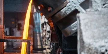 Metallo fuso incandescente cola in uno stampo in acciaieria.