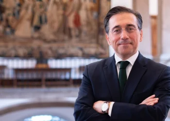 Ministro spagnolo José Manuel Albares in abito scuro, braccia incrociate