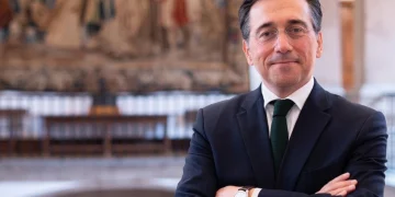 Ministro spagnolo José Manuel Albares in abito scuro, braccia incrociate