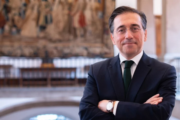 Ministro spagnolo José Manuel Albares in abito scuro, braccia incrociate