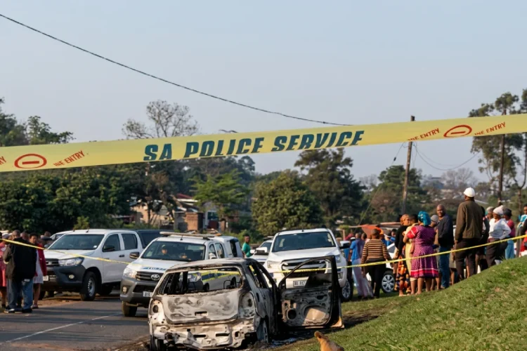 Sudafrica: 17 morti e 15 feriti in sparatoria in un bar